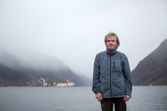 Feeding birds. Sigfred